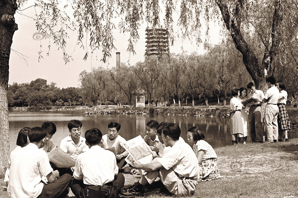 fad54c6b1eaf488cb28f2ab81490458a.jpg 1954年,意昂學生在未名湖邊學習憲法草案.jpg